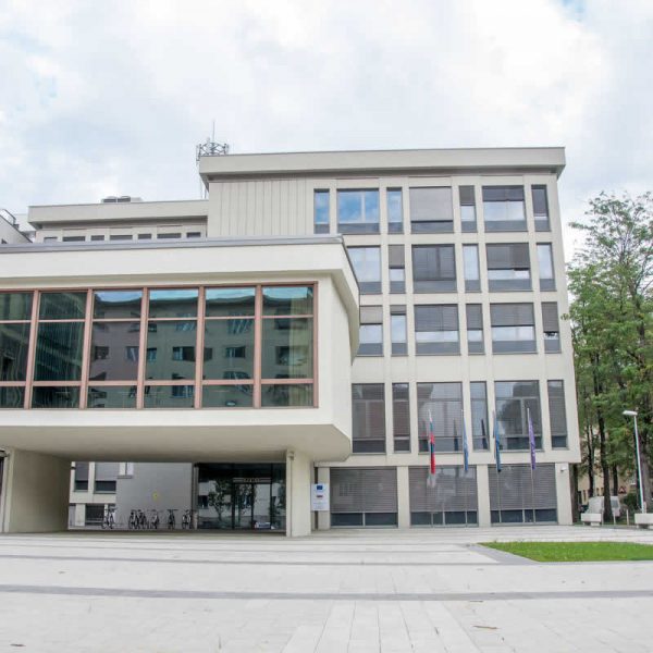 Zgradba IZUM od zunaj