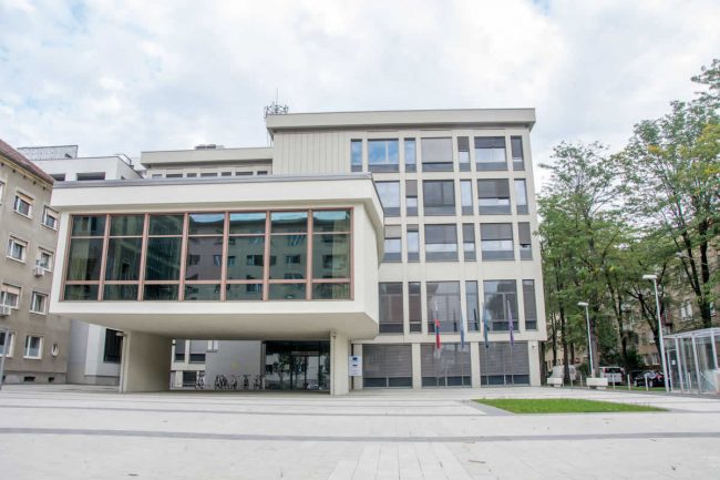 Zgradba IZUM od zunaj