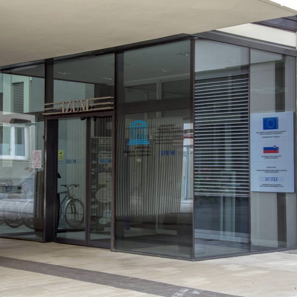 Vhod v zgradbo IZUM od zunaj