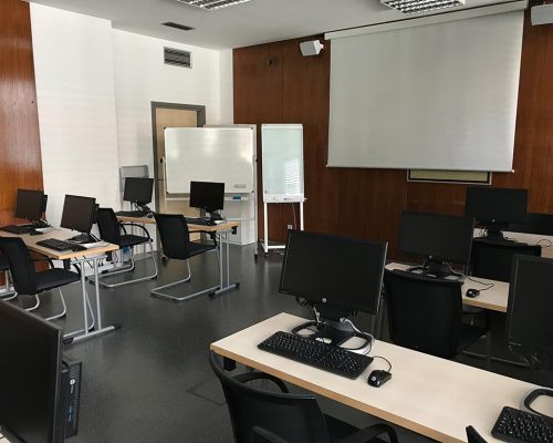 Lecture room 021 with computers on the tables