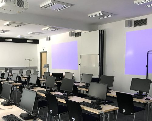 Lecture room 022 with computers on the tables